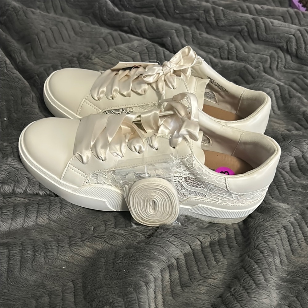 Elegant Cream Lace Women's Sneakers